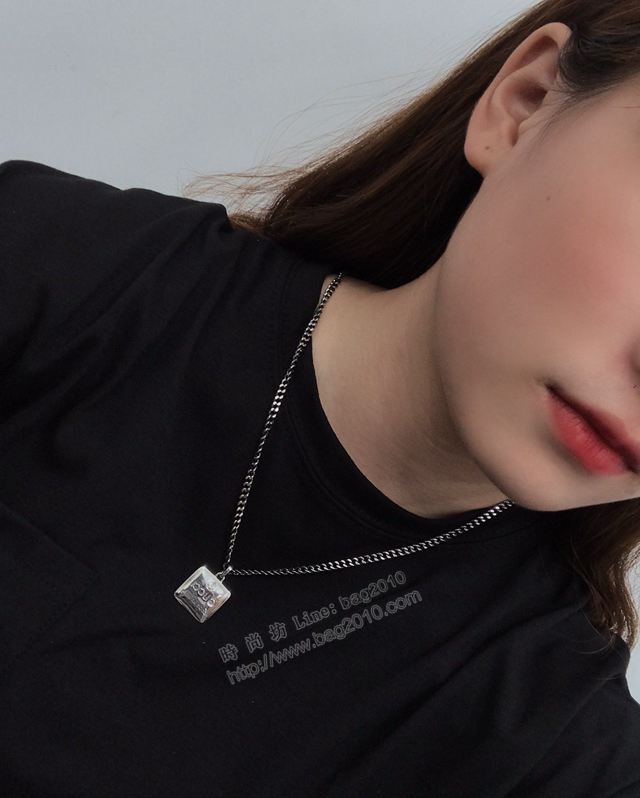 GUCCi飾品 古馳泰銀復古方牌Beind for love 吊墜項鏈 Gucci吊墜  zgbq1017